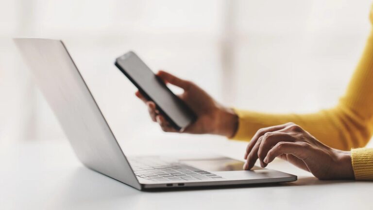 02-digital_laptop_smartphone_person_0334-1920